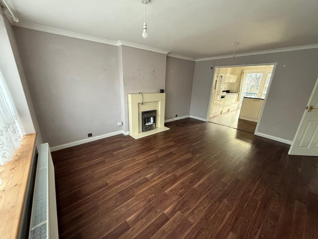Lot: 40 - DETACHED HOUSE FOR IMPROVEMENT AND REPAIR - living room with fireplance and archway through to the kithchen